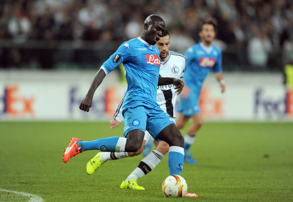 欧联赛程吃紧，那不勒斯关键时刻回应争议，压力陡增，训练强度明显提升