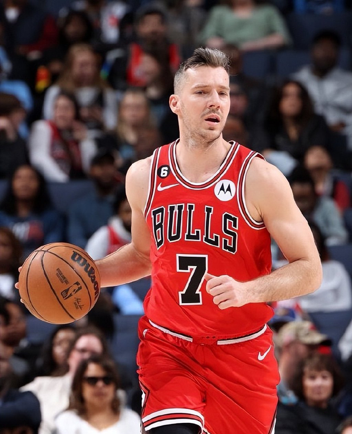 关于转会期芝加哥公牛备战荷甲窗口期深圳男篮调整名单以备NBA季后赛，网友：赛后复出首秀引欢呼的信息